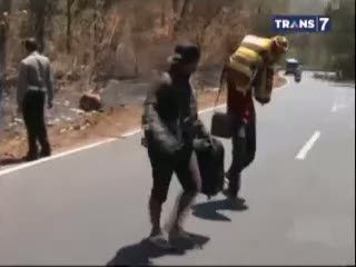 Gara-gara Sopir Ngantuk Mobil Tabrak Pohon