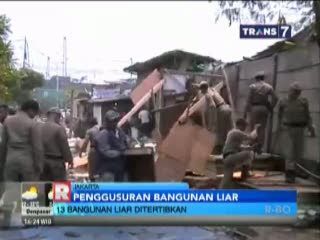 Puluhan Bangunan Liar Ditertibkan