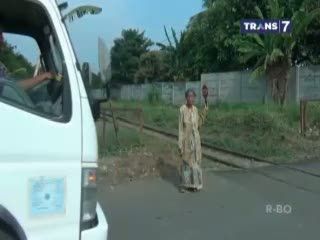 Nenek Penjaga Perlintasan Kereta Api