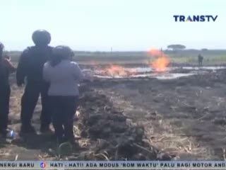 Upaya Memadamkan Semburan Api di Ngawi 