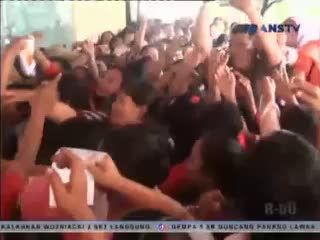 Warga Terlibat Saling Dorong dalam Antrean KJP