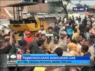 Pembongkaran Bangunan Liar Diwarnai Bentrokan dengan Warga