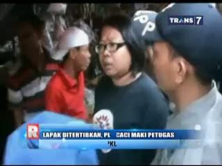 Tidak Terima Digusur, PKL Caci Maki Petugas