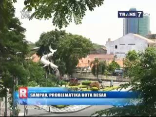 Sampah Menggunung di Surabaya