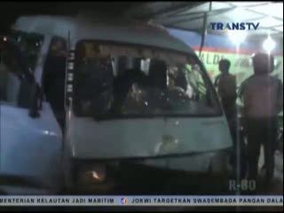 Diduga Mabuk, Angkot Tabrak Motor dan Minibus