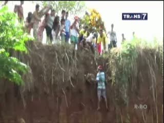 Makam Kena Longsor, Jenazah Nyaris Jatuh ke Sungai