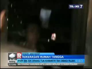 Tak Dibagi Rujak Anak Bacok Orang Tua