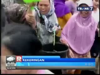 Kemarau, Warga Saling Dorong Berebut Pasokan Air Bersih