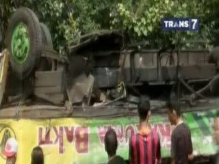 Dahsyatnya Kecelakaan Beruntun 5 Kendaraan di Jagorawi