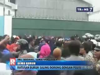 Ratusan Buruh Saling Dorong dengan Polisi