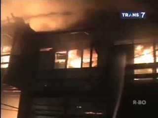 Diduga akibat Ledakan BBM, Gudang Kayu di Cilincing Terbakar