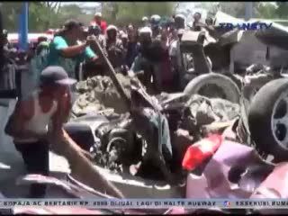 Truk Tabrak Kendaraan yang Antre Bayar Tol
