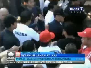 Pemilik Rumah Lempari Petugas dengan Batu