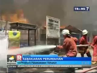 Kepanikan Saat Memadamkan Perumahan yang Terbakar
