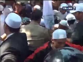Wanita Pemotor Dihakimi Massa Saat Demo FPI