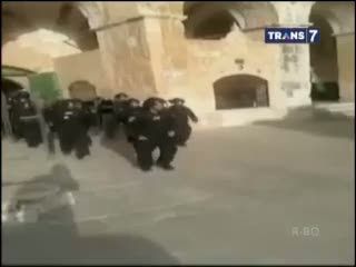 Warga Palestina Paksa Masuk Masjid Al Aqsa