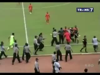 Tak Puas Skor Imbang, Wasit Dihakimi Pemain dan Suporter