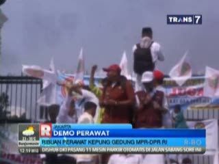 Ribuan Perawat Kepung Gedung MPR-DPR RI