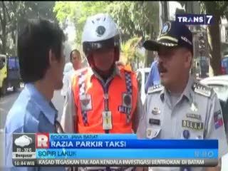 Sopir Taksi Protes Razia Parkir Liar