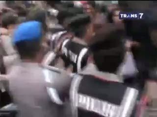 Demo Pelantikan Anggota DPRD Berujung Kericuhan