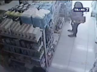 Pengutil di Minimarket Terekam CCTV