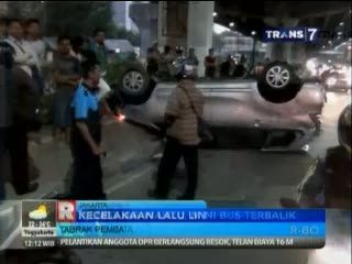 Mengejar Waktu, Minibus Jungkir Balik di Cempaka Putih