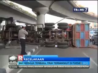 Bak Hidrolik Terbuka, Truk Tersangkut di Flyover