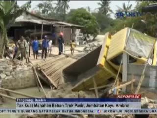 Tak Kuat Menahan Beban Truk Pasir, Jembatan Kayu Ambrol