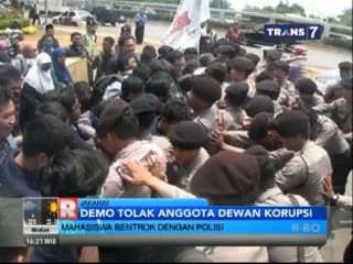 Demo Tolak Pelantikan Anggota Dewan Korupsi Berujung Bentrok
