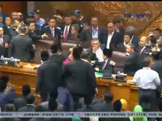 Sidang Paripurna DPR Diwarnai Kericuhan
