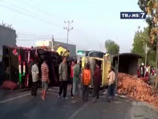 Langgar Marka Jalan, 2 Truk Bertabrakan