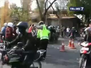 Melamun, Pemotor Wanita Tewas Tertabrak Truk