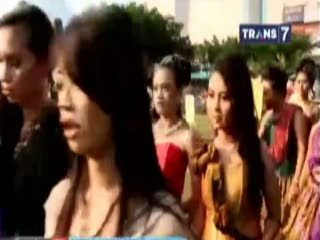 Ratusan Model Cantik Berbalut Batik