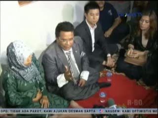 Hotman Paris Beri Bantuan Uang pada Keluarga Korban Kecelakaan