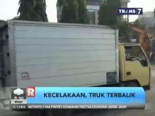 Sopir Mengantuk, Truk Membawa Cat Terguling