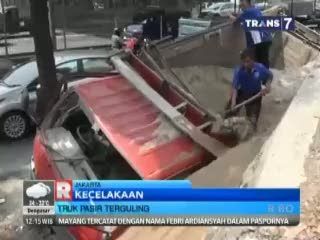 Truk Pasir Terguling