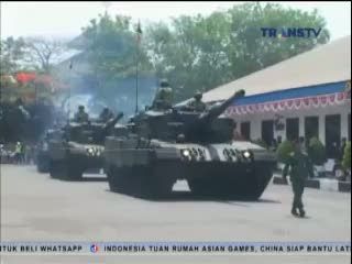 Tank Leopard di HUT TNI Jadi Favorit Warga untuk Berselfie