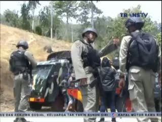 Kelompok Sipil Bersenjata Tembaki Iring-iringan Kendaraan Polisi