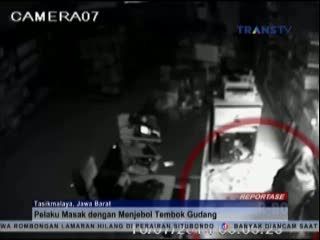 Aksi Pencuri Jebol Tembok Gudang Minimarket Terekam CCTV
