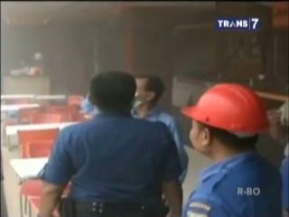 Pusat Perbelanjaan Terbakar, Pengunjung Panik hingga Pingsan