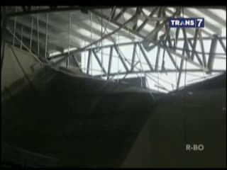 Terkena Angin Kencang, Atap Bandara Roboh