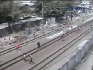 Dua Kelompok Pelajar Saling Serang dengan Batu