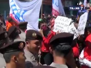 Tolak Pemecatan Sepihak, Demo Buruh Berakhir Ricuh