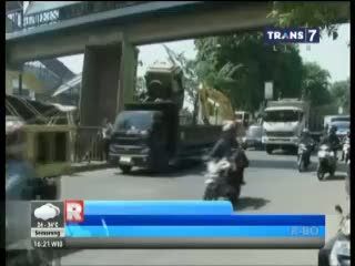 Truk Tanah Tersangkut Jembatan