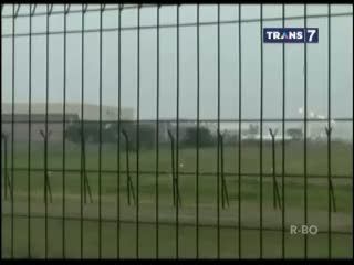 Bangkai Pesawat Meledak, Satu Pekerja Tewas