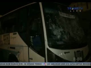 Bus Pengangkut Suporter Dirusak Massa