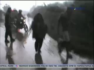 Begini Kepanikan Warga Saat Menghindar dari Abu Erupsi Gunung Sinabung