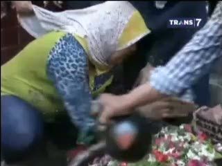 Suasana Duka Mengiringi Pemakaman Korban Kecelakaan Bus Harapan Jaya