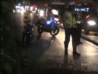 Tabrak Separator Busway, Pemotor Tewas Seketika dengan Luka di Kepala