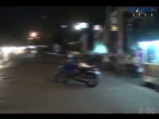 Bule Italia Jual Gorengan di Pinggir Jalan
